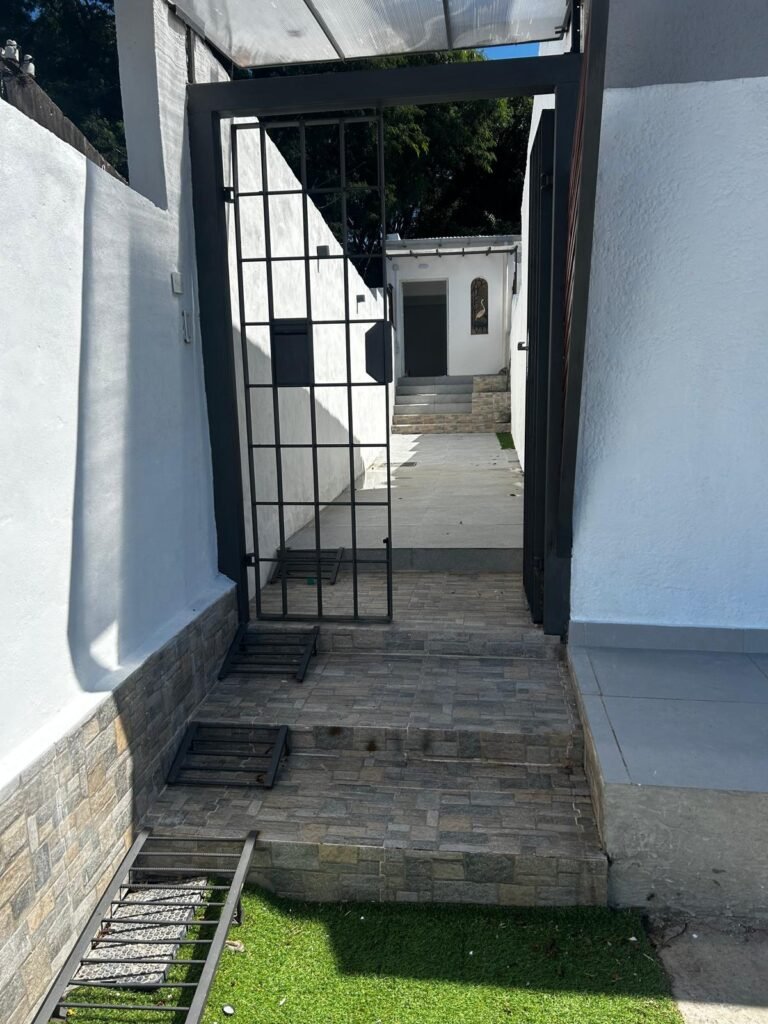 Casas en Tomas Berreta 1014 – Venta
